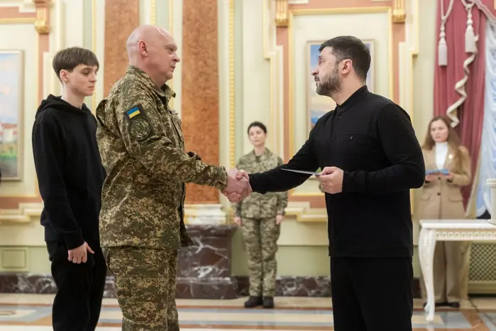 Зеленський вручив сертифікати на отримання квартир Героям України