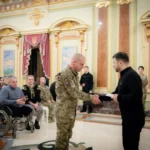 Зеленський вручив воїнам сертифікати на отримання квартир