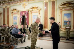 Зеленський вручив воїнам сертифікати на отримання квартир