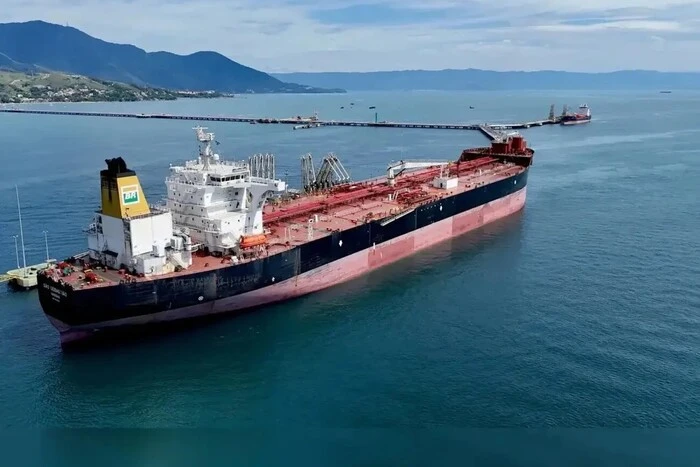 Серед членів екіпажу затриманого США російського танкера є українці – посол