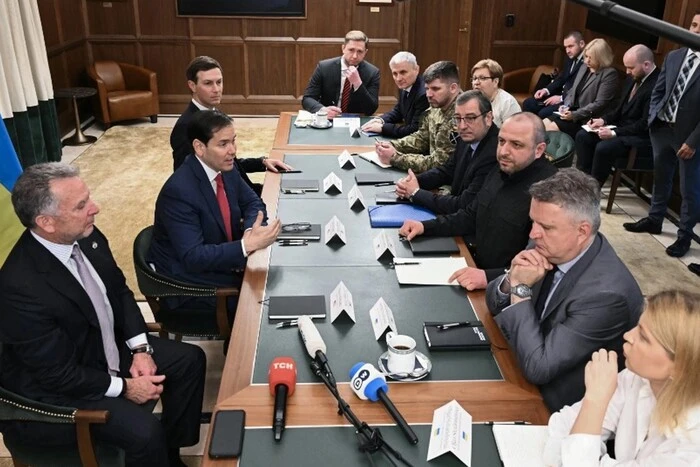 В Абу-Дабі почалася тристороння зустріч між Україною, Росією та США