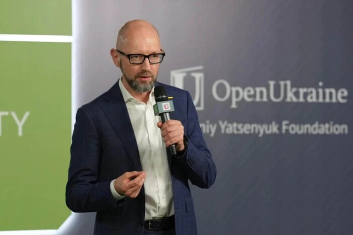 РФ оголосила в розшук Арсенія Яценюка