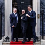 Фото дня. Зеленський на порозі офісу британського прем’єра жартує зі Стармером і Рютте