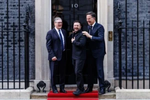 Фото дня. Зеленський на порозі офісу британського прем’єра жартує зі Стармером і Рютте